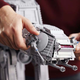 Imagen para el artículo titulado Este masivo AT-AT imperial hecho en Lego tiene todo listo para asaltar tu cuenta corriente
